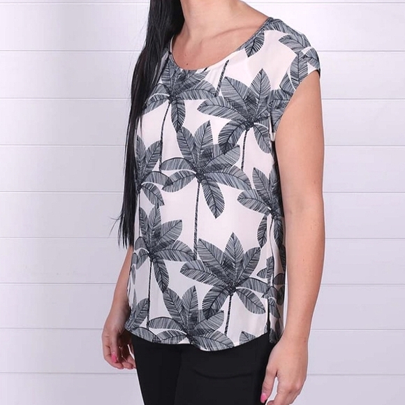 Cream Cap Sleeve Blouse with Bold Tropical Print Size Large - Picture 2 of 7